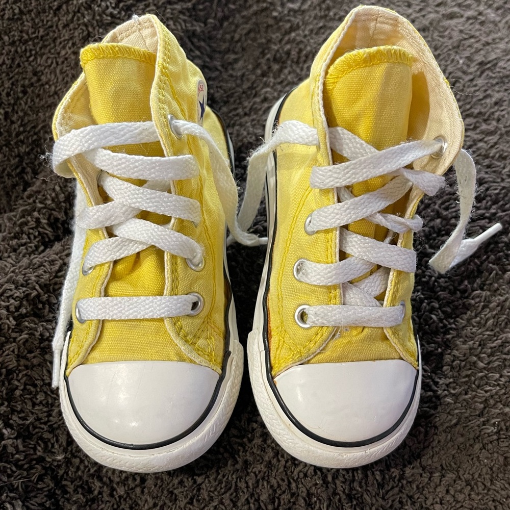 Yellow hi-top Converse All Star 7 toddler